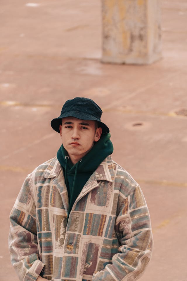 pexels-gyetimova-16116473 Bucket hat męski